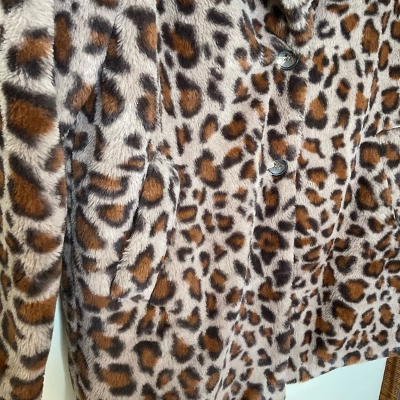 HYFVE Leopard Print Faux Fur Jacket with Collar and Pockets in Size Medium - Picture 3 of 6